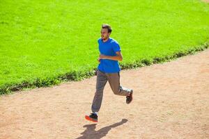 un' uomo jogging all'aperto foto