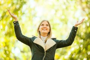 un' contento donna nel il parco foto