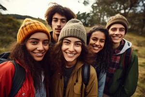 ritratto di sorridente giovane amici escursioni a piedi all'aperto insieme ai generato foto