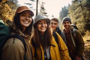 ritratto di sorridente giovane amici escursioni a piedi all'aperto insieme ai generato foto