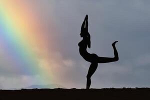 donna silhouette praticante yoga su il spiaggia a tramonto arcobaleno sfondo illustrazione generativo ai foto