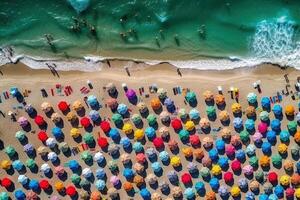 superiore aereo Visualizza di un' sabbioso spiaggia linea pieno di bagnanti e persone e colorato ombrelli illustrazione generativo ai foto