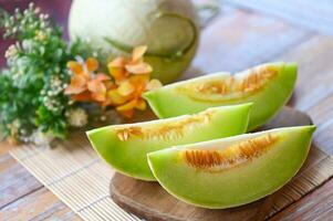 Cantalupo melone su piatto di legno, Cantalupo tailandese fetta frutta per Salute verde Cantalupo Tailandia foto