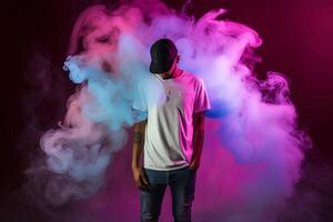 un' uomo in piedi nel davanti di un' nube di Fumo con neon luci. ai generato foto