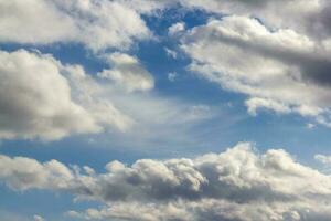 molte di nuvole nel il blu cielo. leggero blu sfondo nel il aria. astratto stile con posto per testo per design foto