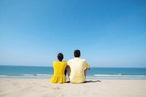 un' coppia seduta su un' spiaggia. dolce coppia contento rilassare godere amore e romantico momento. ai generato foto