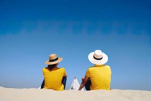 un' coppia seduta su un' spiaggia. dolce coppia contento rilassare godere amore e romantico momento. ai generato foto