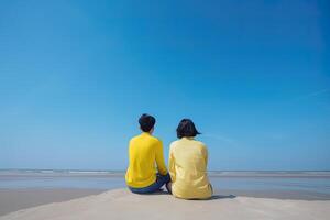 un' coppia seduta su un' spiaggia. dolce coppia contento rilassare godere amore e romantico momento. ai generato foto