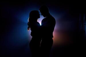 silhouette di un' romantico coppia danza e godendo nel il scuro. ai generato foto