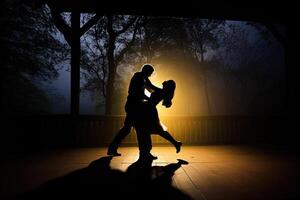 silhouette di un' romantico coppia danza e godendo nel il scuro. ai generato foto