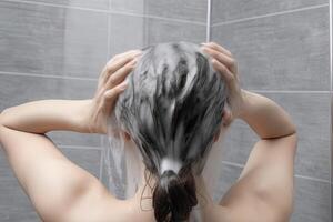 donna lavaggio capelli con shampoo e doccia nel il bagno. ai generato foto