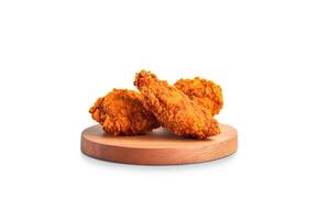 croccante delizioso fritte pollo su un' il giro di legno tavola isolato su bianca sfondo. ai generato foto