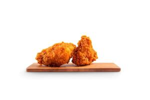 croccante delizioso fritte pollo su un' rettangolare di legno tavola isolato su bianca sfondo. ai generato foto