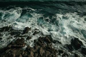 aereo Visualizza di onde Crashing contro il rocce nel il oceano. foto