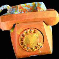 un vecchio telefono con linea ricoperta di vernice foto