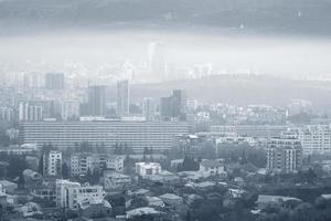 città fortemente inquinata in monocromia blu foto