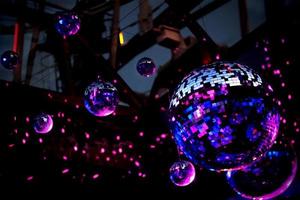 palla da discoteca con mirroring in luce viola foto