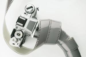fotocamera a pellicola vintage con un rotolo di pellicola foto