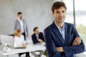 uomo con le braccia incrociate davanti alla squadra foto