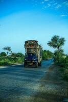 tradizionale decorato camion su autostrada queste pakistano camion siamo mondo famoso per loro opera d'arte. foto