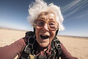 un' donna con grigio capelli e bicchieri sorrisi nel un' deserto. ai generato foto