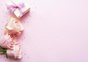 confezione regalo e rose rosa foto