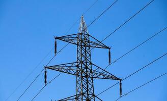 un' energia linea Torre con un' blu cielo nel il sfondo foto