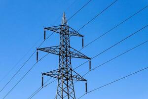 un' energia linea Torre con un' blu cielo nel il sfondo foto