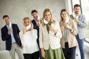 gruppo di professionisti che si tolgono le maschere foto