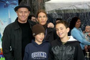 corbin Bernsen amanda paga e figli maschi in arrivo a il los angeles prima di mostri vs alieni a gibson anfiteatro nel universale città circa su marzo 22 2009 2009 kathy hutchin hutchin foto