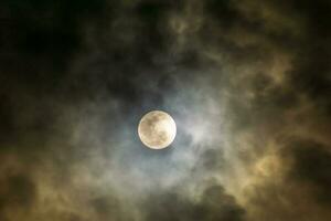 notte galassia Visualizza con Luna durante penombra pieno Luna foto