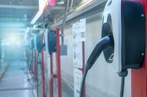 elettrico auto ricarica stazione per caricare ev batteria. spina per elettrico veicolo. ev caricabatterie. ricarica punto a auto parcheggio lotto di il centro commerciale. pulito e sostenibile energia. commerciale ev ricarica punto. foto