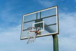 Basso angolo Visualizza di pallacanestro squillare su cielo sfondo. all'aperto pallacanestro cerchio. foto