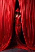 foto sparare di moda femmina modello nel rosso incappucciato toga in piedi accanto tende. generativo ai.