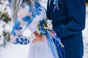 sposo in abito blu e sposa in bianco nei Carpazi foto