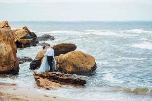 stessa coppia con una sposa in una passeggiata vestito blu foto