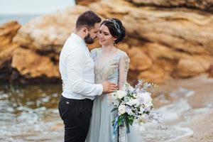 stessa coppia con una sposa in una passeggiata vestito blu foto