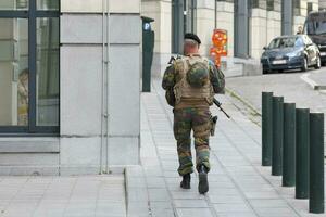 belga soldato pattugliamento nel Bruxelles foto