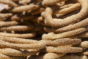 pila di greco sesamo pane anelli foto