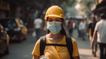 indiano consegna ragazza indossare termico zaino nel uniforme e medico maschera a fuori, opera per Corriere servizio. generativo ai. foto