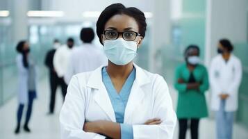 africano femmina medico personaggio indossare maschera e sua medico squadra in piedi nel corridoio di Ospedale. generativo ai. foto