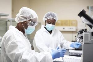 avvicinamento ritratto di africano maschio e femmina scienziati ricercando e apprendimento nel un' laboratorio, generativo ai. foto