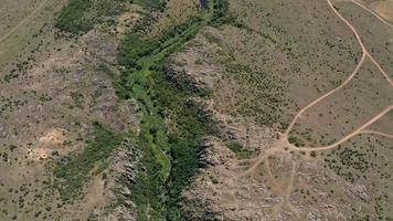 vista aerea delle trame e dei modelli delle rocce e del fiume di montagna foto