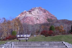 hokkaido, giappone 2015- al vulcano attivo mt showa shinzan con cielo blu foto