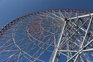 ruota panoramica con cielo blu al parco di divertimenti foto