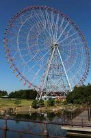 ruota panoramica al parco di divertimenti con cielo blu foto