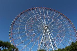 ruota panoramica con cielo blu al parco di divertimenti foto