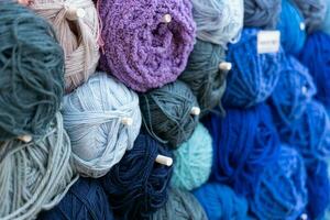 gomitoli di lana in vari colori. vista ravvicinata su gomitoli di lana in diversi colori. foto