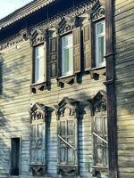 cadente di legno Casa nel un' stato di rovina, ancora abitato di le persone, irkutsk, Russia foto