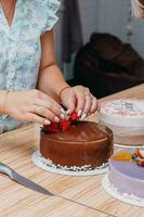 un' pezzo di cioccolato torta nel il tagliare. preparazione di mousse torta a un' culinario maestro classe. cucinando a casa, fatti in casa cibo foto